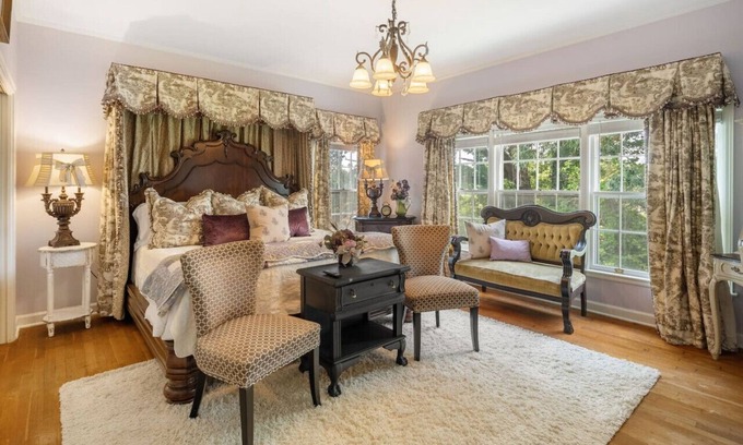 Fort Smith Apartment | Grand Mansion-Blooming Garden suite