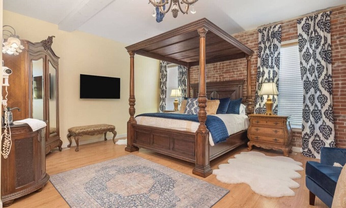 Fort Smith Apartment | Grand Mansion-Royal Crown suite