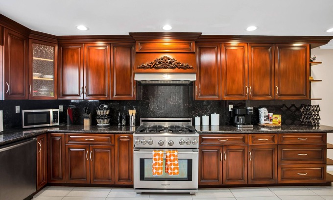 Northridge House | Grand Monthly Rental Villa close to Fashion Mall