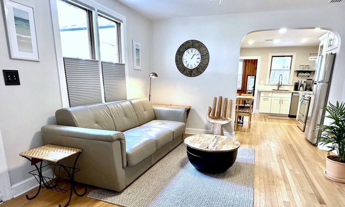 Downtown Historic District House | 💲Grand Oak - Renovated 1885 Queen Anne - 1 Block Stroll to Historic DT - Beach only 3 Mi💲