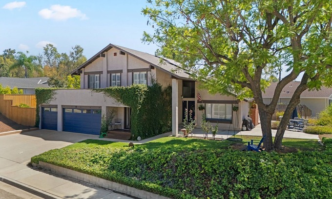 Bonita House | Grand Piano, Stocked Kitchen, Modern Decor