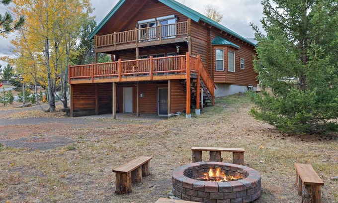 Island Park House | Grand Point Lodge by KABINO Air Conditioning Hot Tub Foosball Fire Pit WiFi Huge