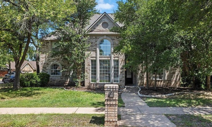 Austin House | Grand, Prestigious Golf Villa: 4BR Games, DJ Booth