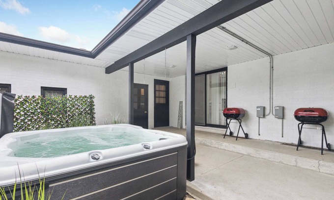 Michigan City House | Grand Reunion House 2/Hot Tub/Pet Friendly/Duplex