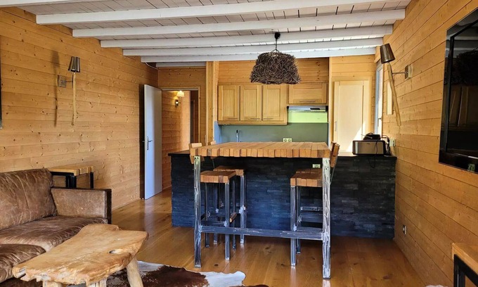 Pra Loup Apartment | Grand Standing, fully renovated 2-bedroom apartment, south-facing balcony overlooking slopes, beds made on arrival, in Pra Loup