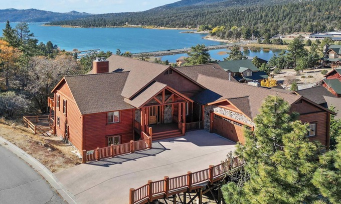 Castle Glen Estates Cabin | Grand Summit: 4800+Sq Ft Log Home! Lakeviews! Hot Tub! Home Theater!Game Room! Pet Friendly! Central AC!