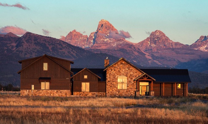 Clawson House | Grand Teton Painted Pony House w/Hot Tub AC and Heated Garage