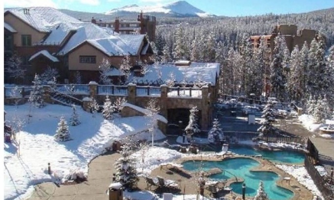 Four O'Clock Cabin | GRAND TIMBER LODGE SKI-IN/SKI-OUT 600 FEET FROM CHAIRLIFT SLEEPS 8