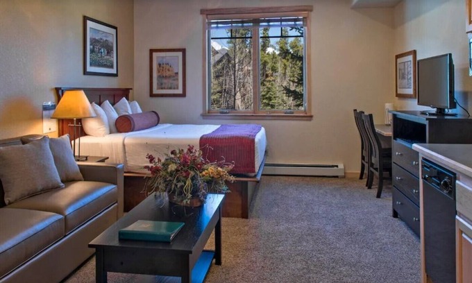 Peak 9 Condo | Grand Timber Lodge Studio Ski-In Short walk to Beaver Run lift