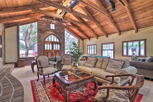 Valrico House | Grand Valrico Home with Deck, Fire Pit and Yard!