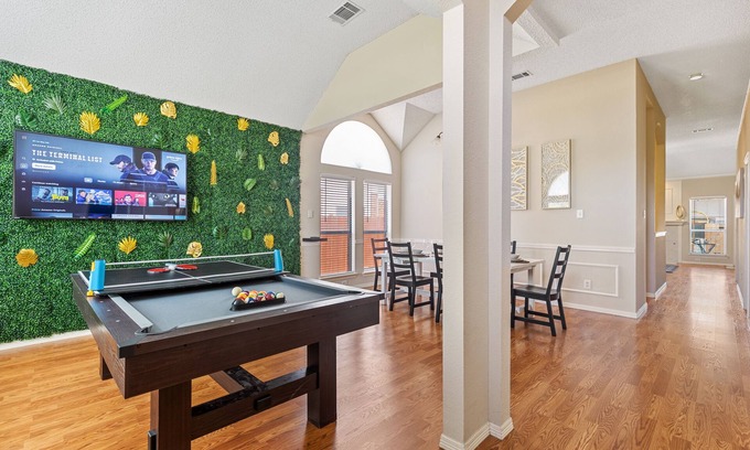 Far North Dallas House | Grand Venture - Jacuzzi Tub/Playground/Pool table!