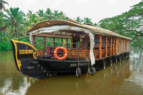 Kumarakom Boat Rental | Grand Villa Houseboat
