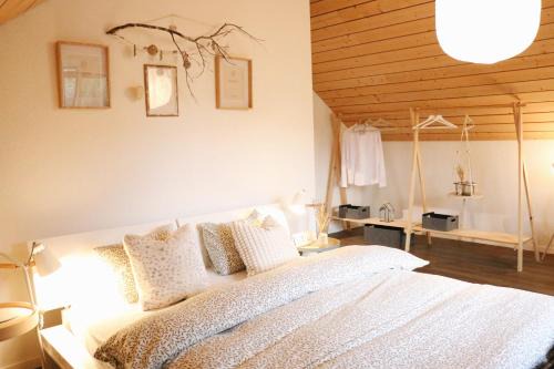 Courtedoux Bed & Breakfast | Grande chambre à louer