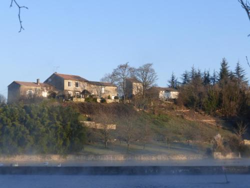 Touvre House | Grande maison escapade au bord de la riviere