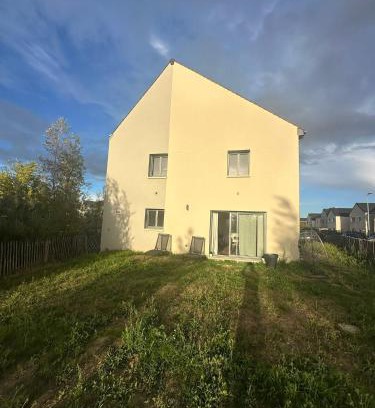 Bruyeres-le-Chatel Villa | Grande maison familiale avec jardin, proche Paris & Orly