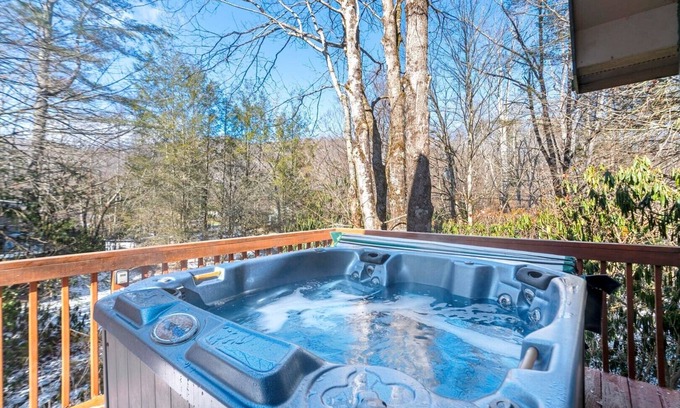 Elk Park House | Grandfathers Gem Getaway: Affordable CUTE Mountain House, Hot Tub, Porch Fire-Pit, Propane Grill,.