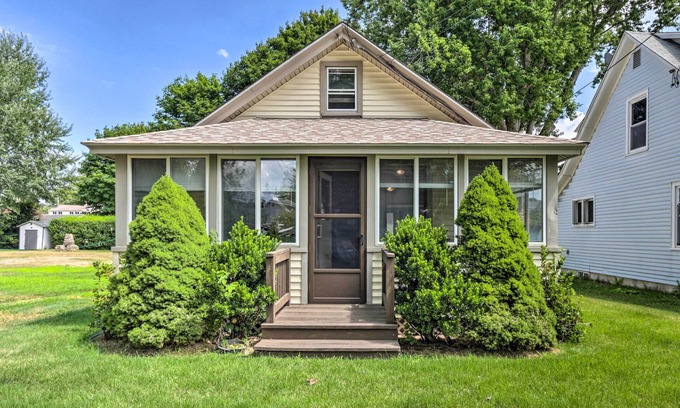Saybrook Manor Cottage | 'Grandma's Cottage' w/Sunroom: Walk to Beach