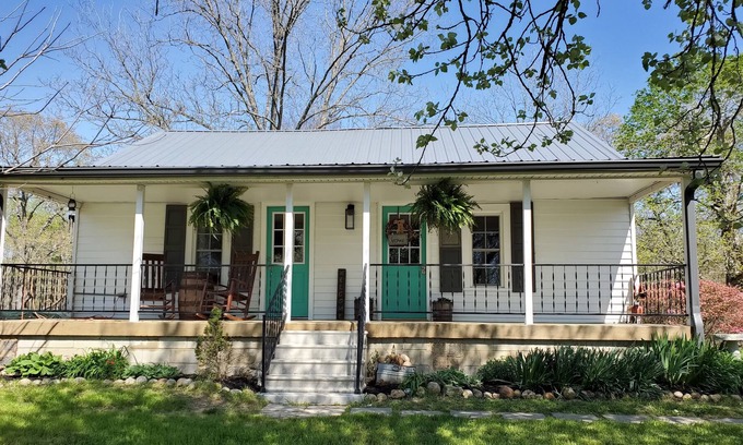 Dover House | Grandmomma's Farmhouse (LBL) Kentucky Lake Area with Pool!