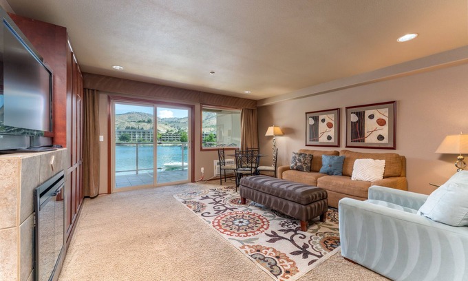 Chelan Condo | Grandview 623 Waterfront condo on Lake Chelan