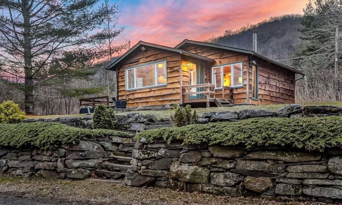 Phoenicia Cabin | Grandview Cabin is in Woodland Valley in the High Catskill Mountains