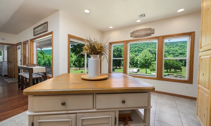 Nashoba Cabin | Grandview Cabin | River | Kayaks | Mountain Views