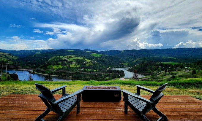 Lenore House | Grandview Getaway offers spectacular views overlooking the Clearwarter river.