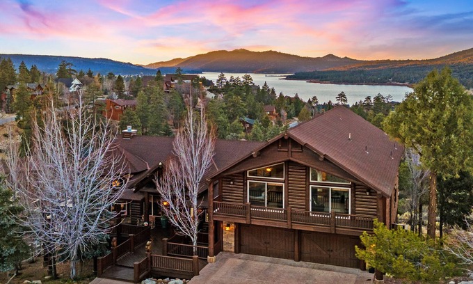 Castle Glen Estates Cabin | Grandview Lodge: Stunning Lake Views! Luxury! Pool Table! Gourmet Kitchen! Spa!