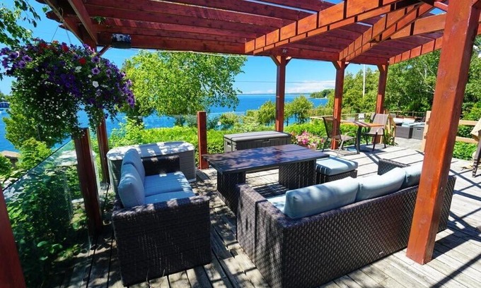 Tobermory Hotel | Grandview Motel