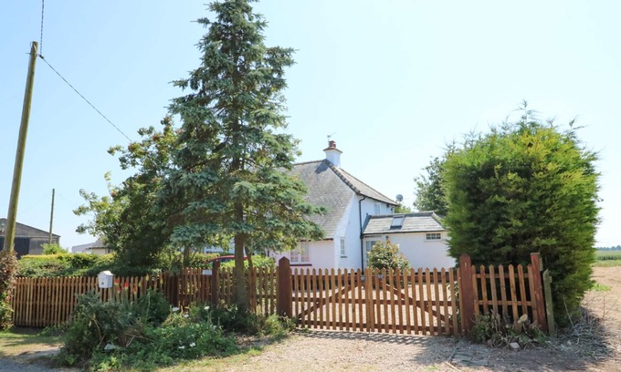 Tilney Fen End Cottage | GRANGE FARM COTTAGE, pet friendly, with open fire in Sutton Bridge