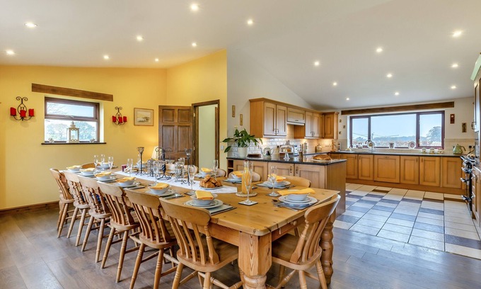 Hainford House | Grange Farm House - Five Bedroom House, Sleeps 10