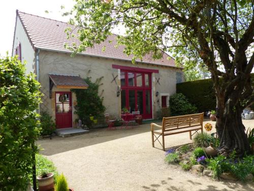 Deneuille-les-Mines House | Grange rénovée avec jardin arboré, idéale pour séjours en famille ou entre amis, à Deneuille-les-Mines - FR-1-489-408