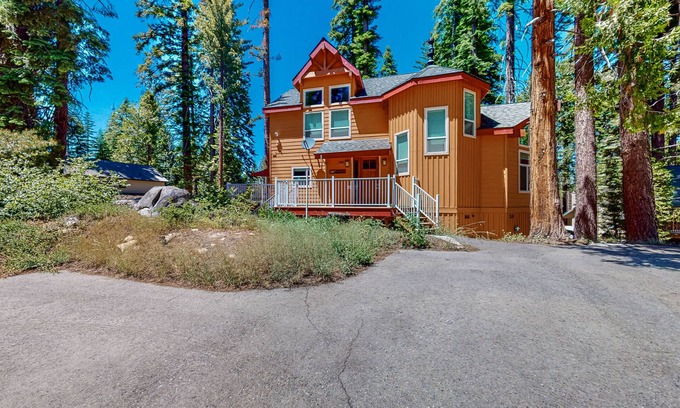 Yosemite National Park House | Granite Tranquility - Yosemite West Home with gas fireplace & private sauna