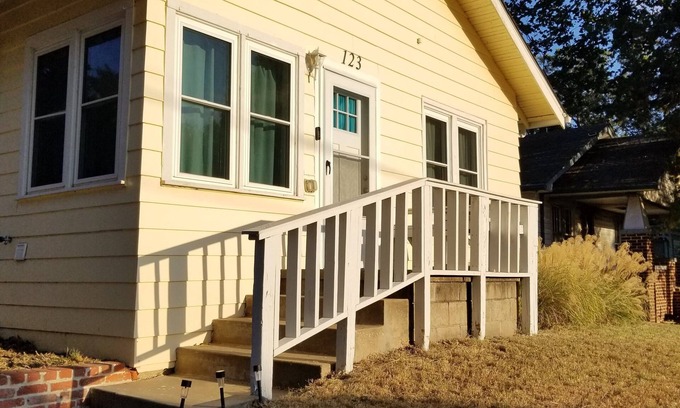 Shawnee House | Granny's Cottage: Charming 2-bedroom house in Shawnee Oklahoma