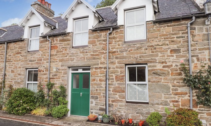 Dunbeath Cottage | GRANNY'S COTTAGE, country holiday cottage, with a garden in Dunbeath