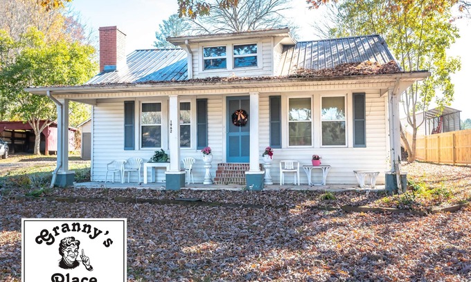 Morganton House | Granny's Place - Historic Country Cottage- PET FRIENDLY!
