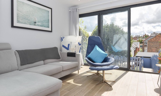 Cowes Ski Chalet | Granville Coast