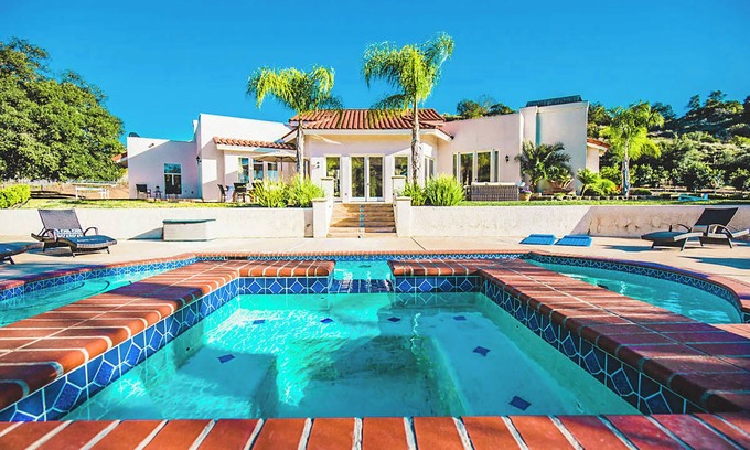 Temecula House | Grapevine by AvantStay | Secluded 5BR Villa | 4 Acres of Vineyards & Avo Groves!