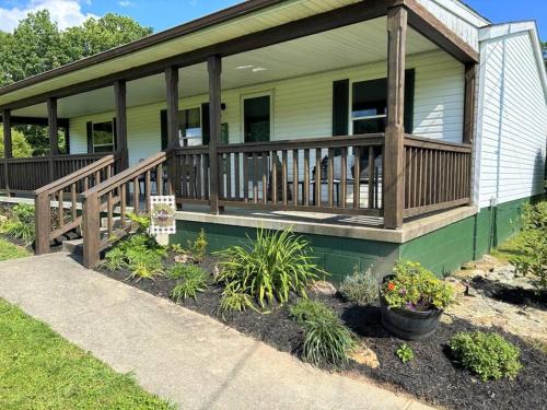 Wilderness House | Grassy Meadow Getaway - HOT TUB!