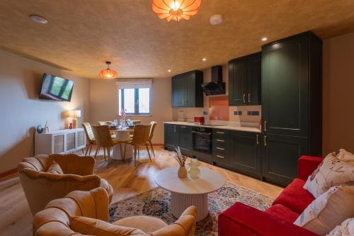 Easton Apartment | Gray - 2 Bedroom Luxury Apartment by Mint Stays