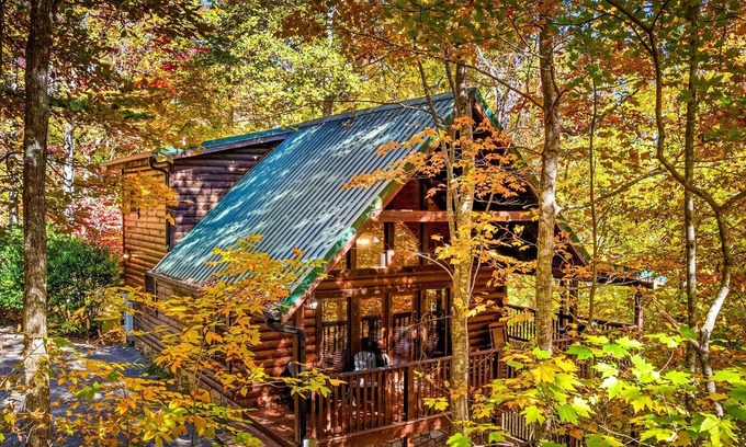 Black Bear Falls Cabin | ★Gray Fox Den★ Secluded 3BR Theater, Hot Tub, Arcade Near Smokys/Downtown