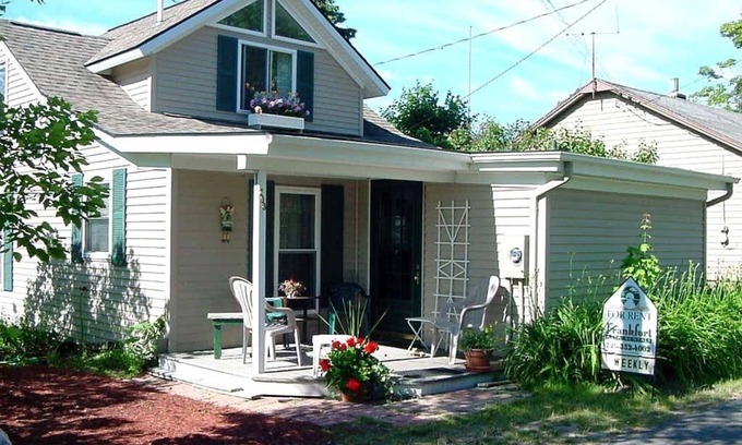 Frankfort House | Gray's Cottage - The Beach is Calling - Steps to the beach and downtown