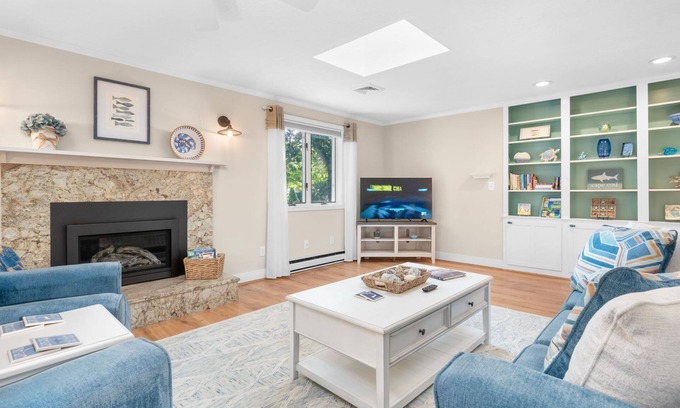 Yarmouth Port House | Gray's Getaway: Dog-Friendly Cottage Near Beach