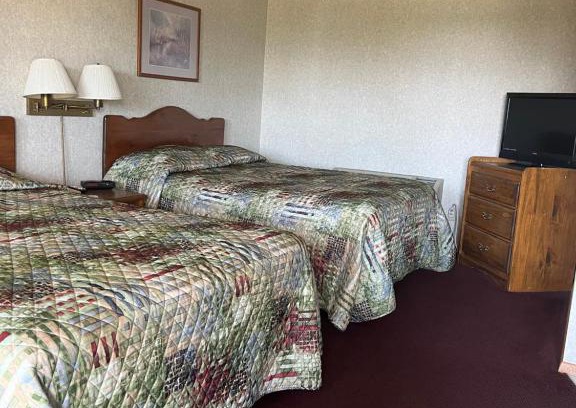 Manistique Hotel | Gray Wolf Lodge