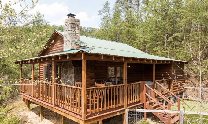 Townsend Cabin | "Gray Wolf" Newly Renovated Cabin w/Sauna!