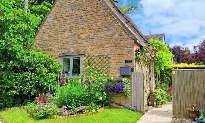 Cutsdean Cottage | Graziers Cottage. Period charm, modern comfort, inglenook, parking, pub