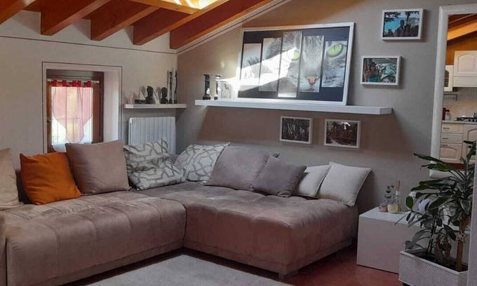 Caprino Veronese House | Graziosa Mansarda in Corte Privata