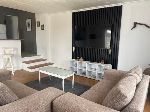 Hibberdene House | Great 2 bedroom home 100m from the beach