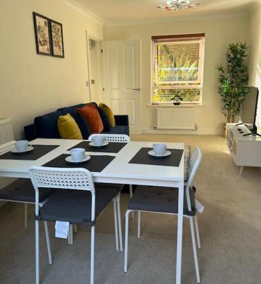Cradley Apartment | Great Ambience 3-Bedroom for Groups & Contractors