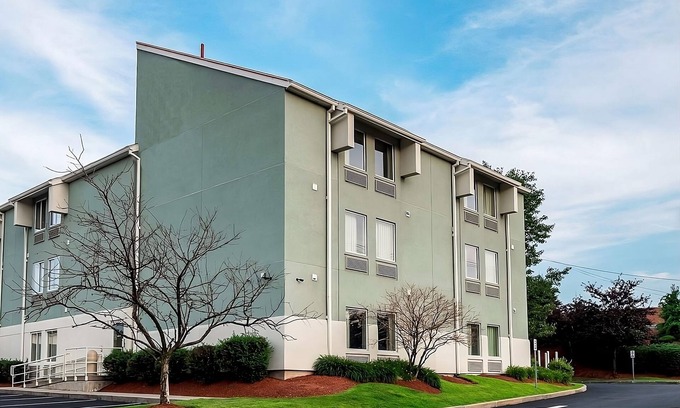 Saugus House | Great Amenities & Convenient Location! FREE Parking, Minutes to Quincy Market!