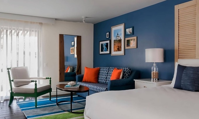 San Diego Hotel | Great Amenities! Five Pools Onsite! Close to San Diego Airport & Mission Beach!